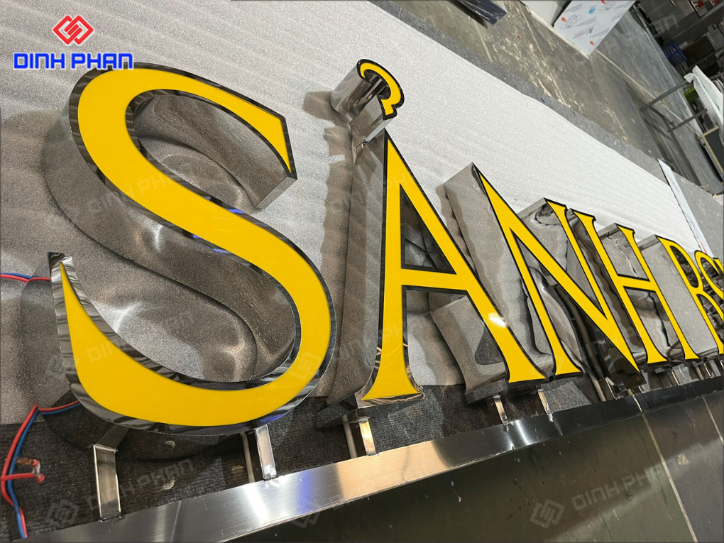 Bộ chữ ở sảnh tại khách sạn