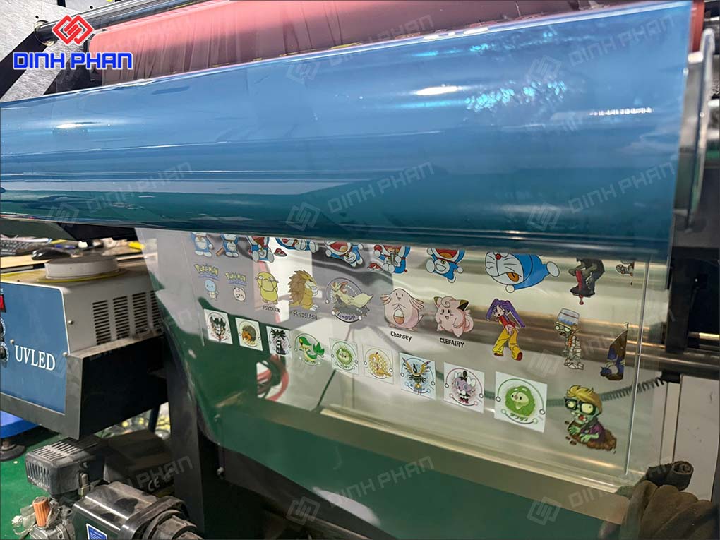 In UV tem nhãn DTF trên decal 